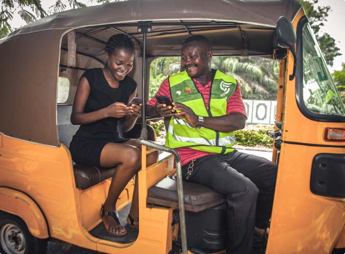 Service de pousse-pousse automatique à trois roues à Lomé et à Cotonou